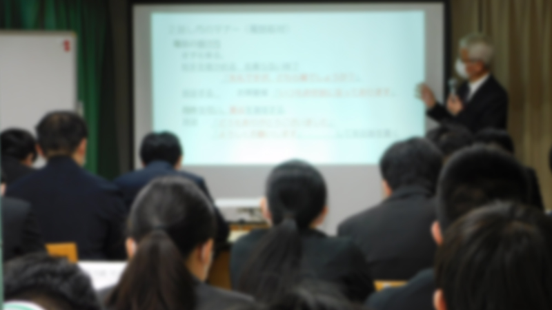 研修に取り組む新入社員