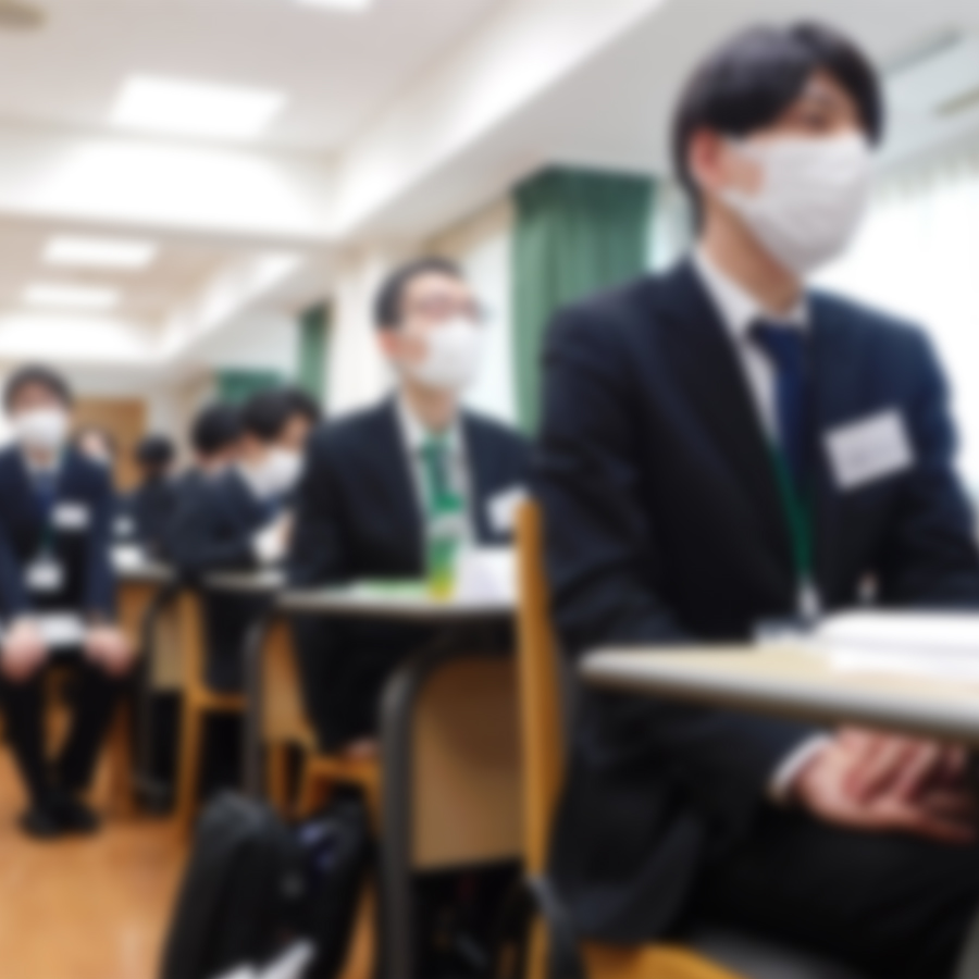 仲間と共に学ぶ新入社員